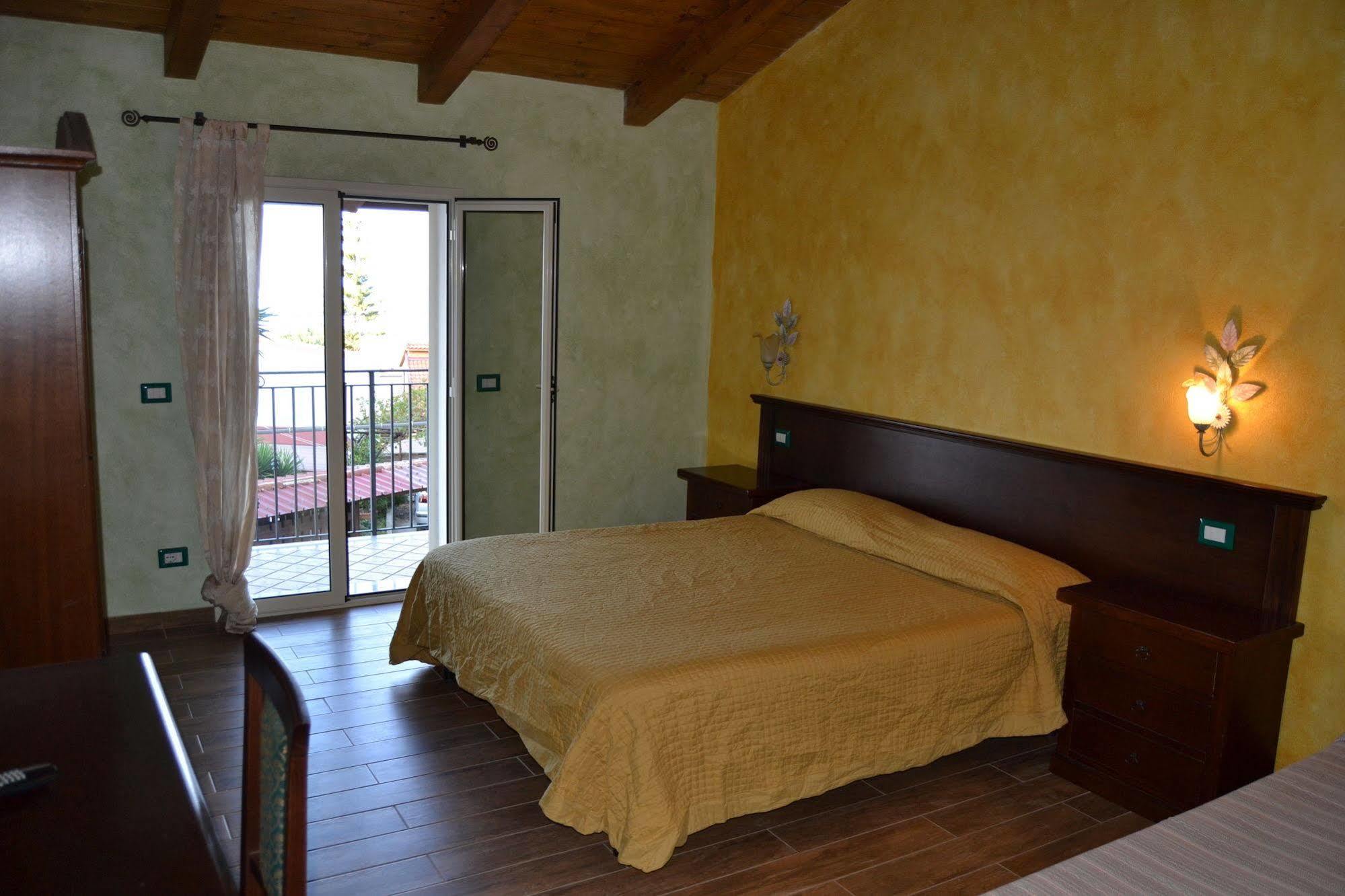 B&B Villa Chianalea Шила Екстериор снимка