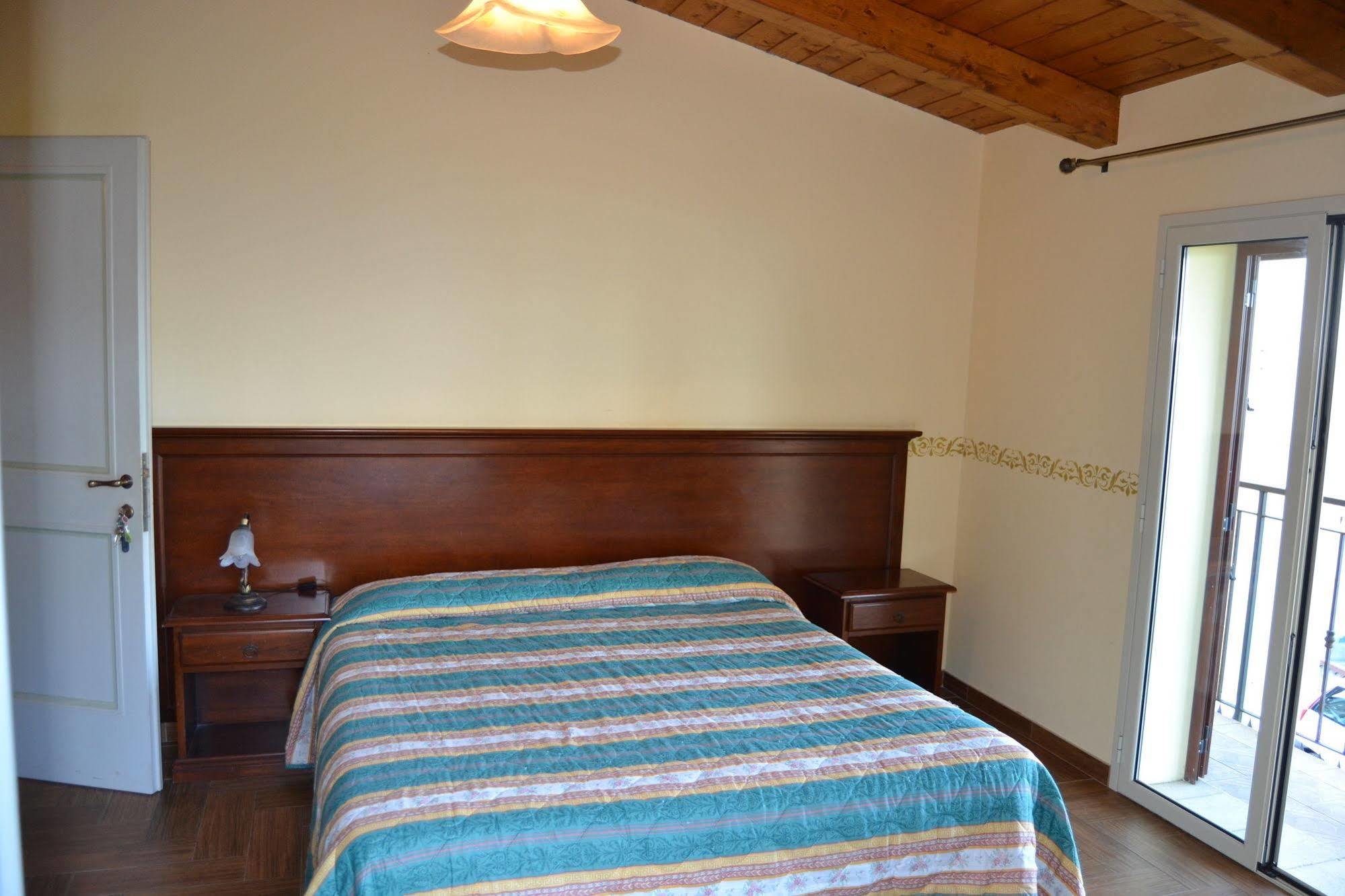 B&B Villa Chianalea Шила Екстериор снимка