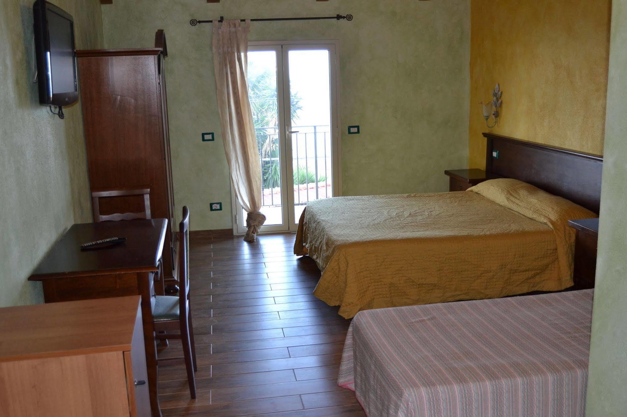 B&B Villa Chianalea Шила Екстериор снимка