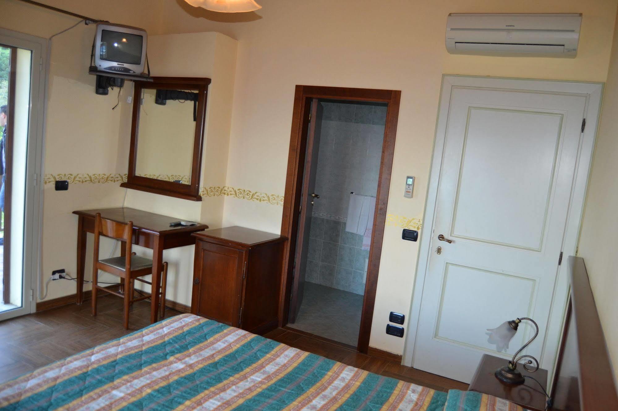 B&B Villa Chianalea Шила Екстериор снимка
