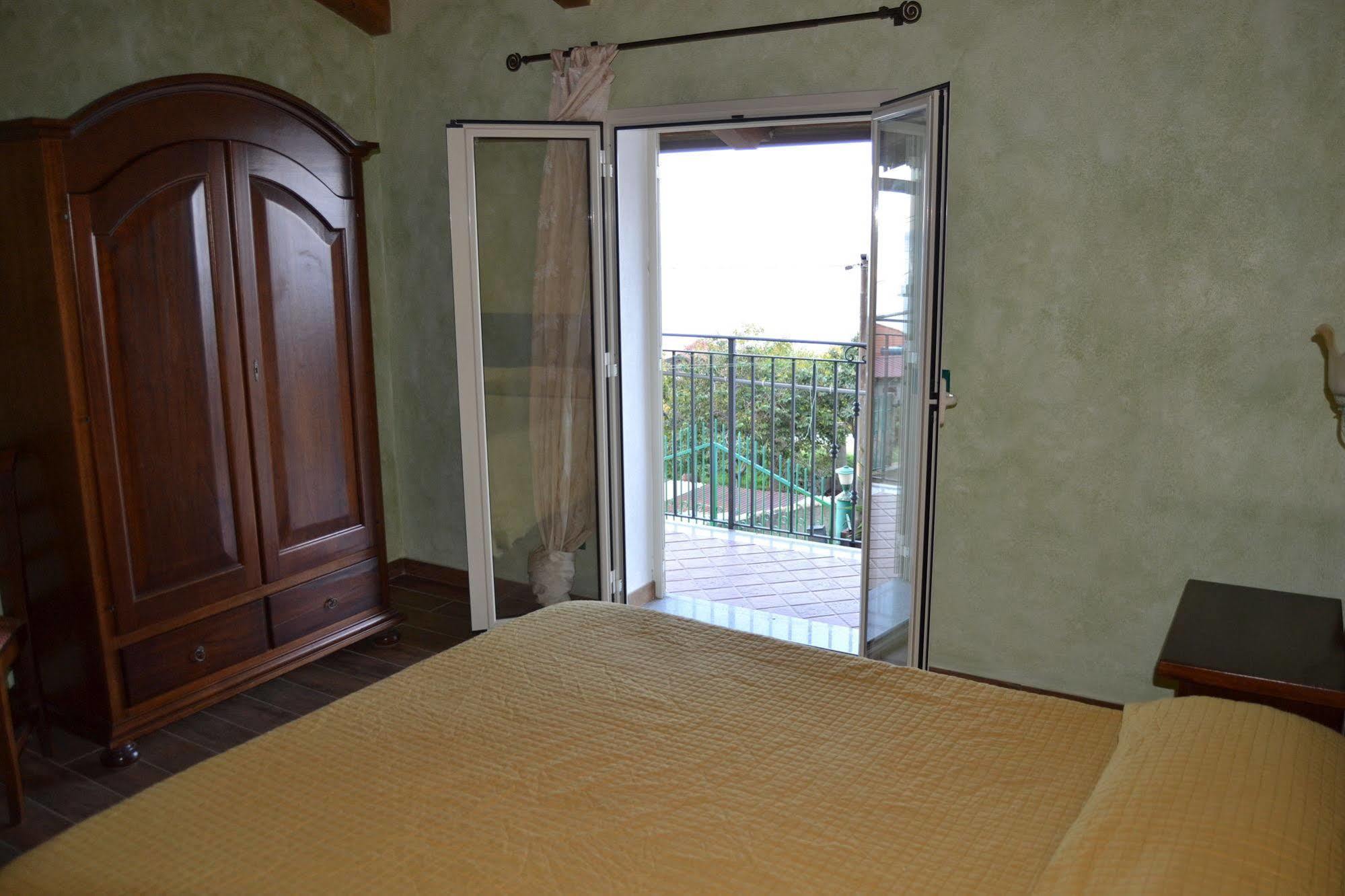 B&B Villa Chianalea Шила Екстериор снимка