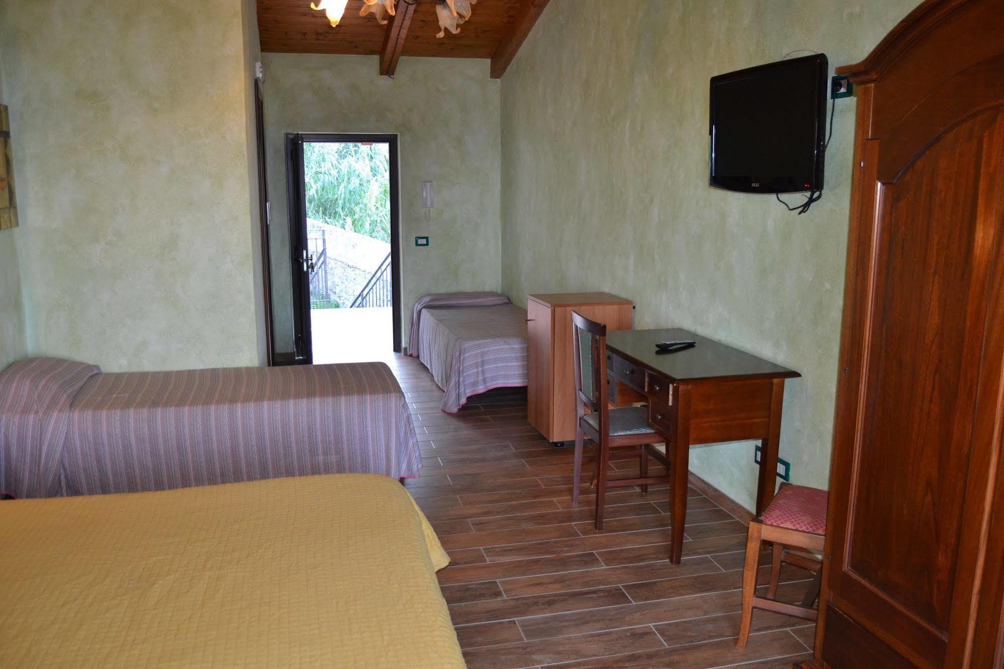 B&B Villa Chianalea Шила Екстериор снимка
