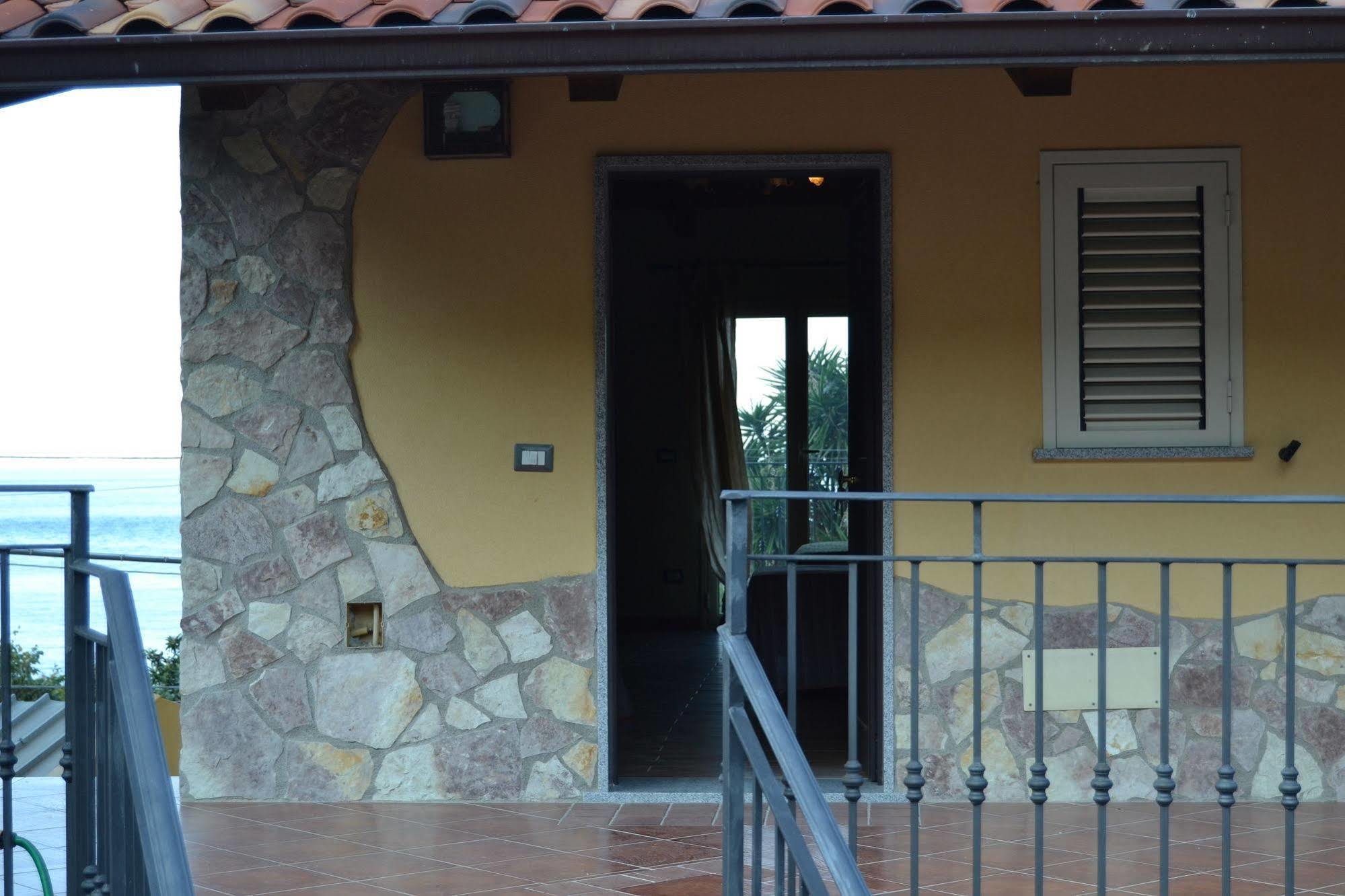 B&B Villa Chianalea Шила Екстериор снимка