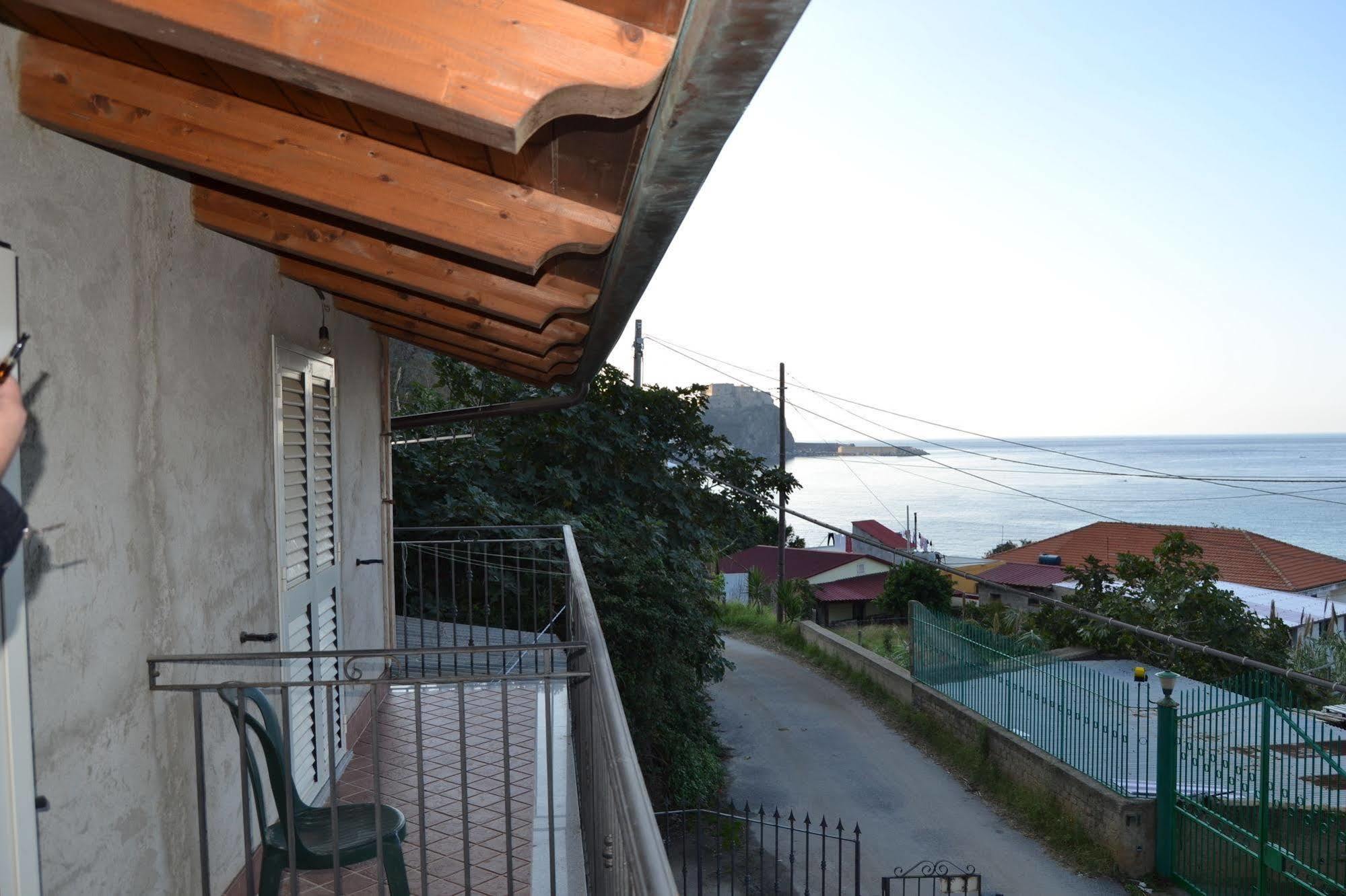 B&B Villa Chianalea Шила Екстериор снимка